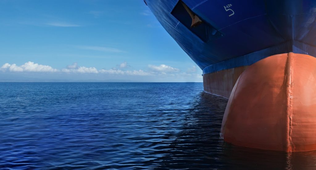 Bug eines großen Tankschiffes auf der Wasserlinie bei ruhiger See