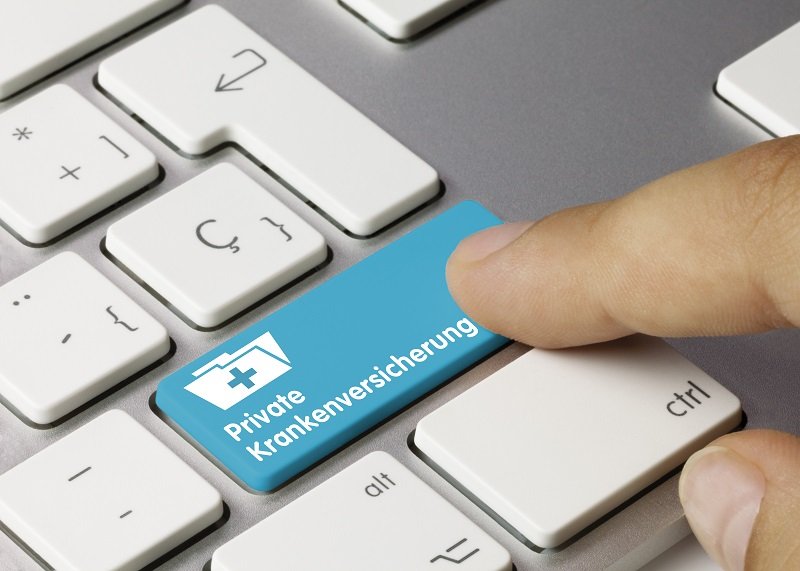 Computer Tastatur mit einer Taste beschriftet mit "Private Krankenversicherung"