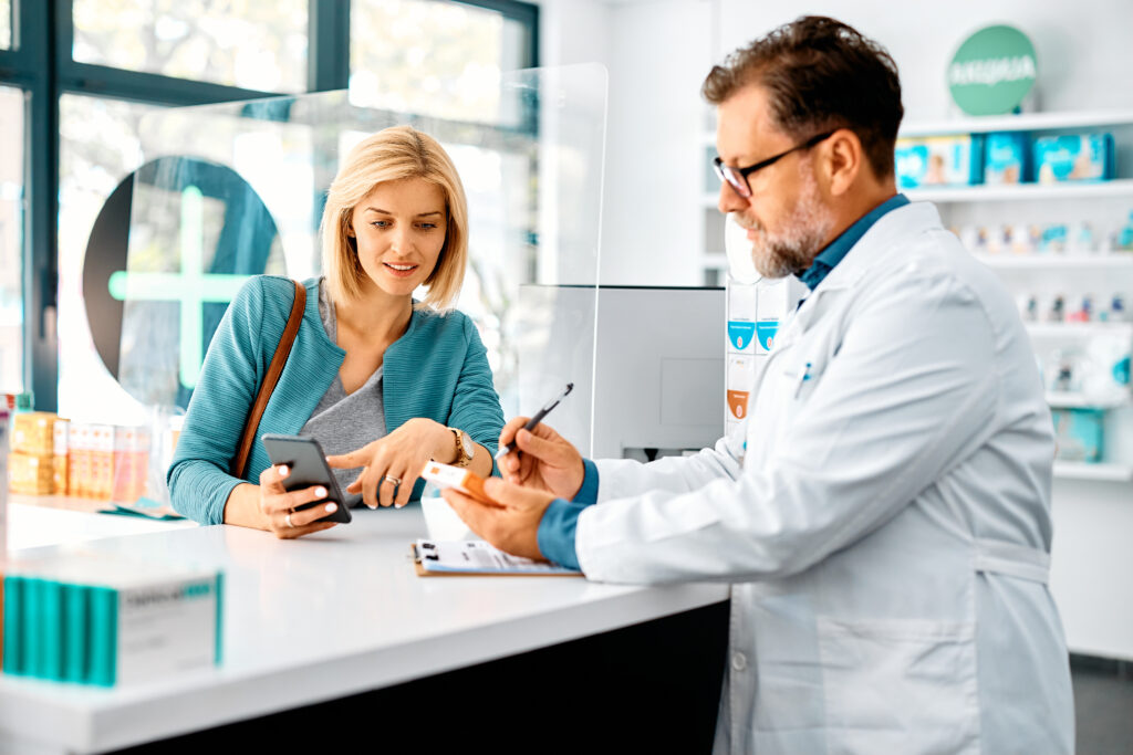 Patientin beim Einlösen eines E-Rezepts